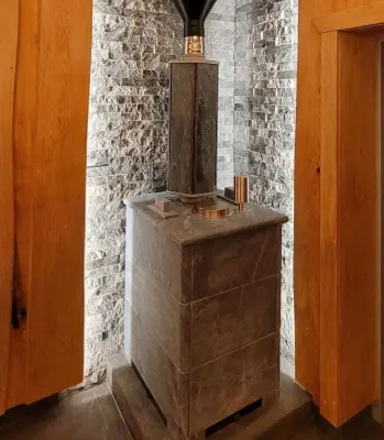 Фото Печь для русской бани Анапа в трёхстороннем кожухе (талькохлорит) с закрытым верхом в магазине Woodson Фото Печь для русской бани Анапа в трёхстороннем кожухе (талькохлорит) с закрытым верхом в магазине Woodson